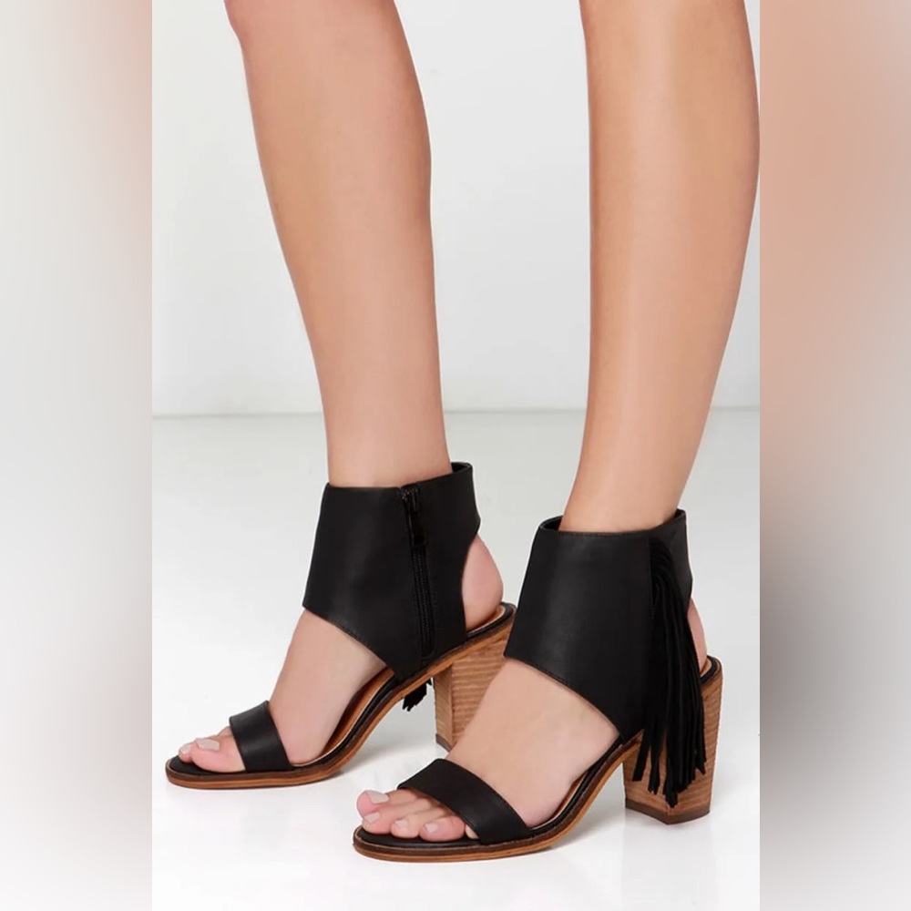 Very Volatile black boho fringe heel. Size 8.5 Excellent used condition.